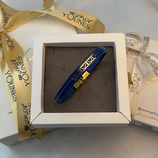 تصویر دوم دستبند طلا زنانه چرم مستطیل قلبی